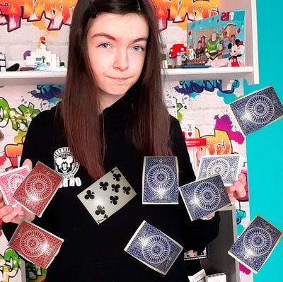 Je m'appelle Léane, j'ai 13 ans, je fais de la cartomagie (je suis magicienne) ♠️♣️♥️♦️
Mon Instagram: la_magicienne
Mon Snapchat: pikachu57220
Voilà ! ♠️♣️♥️♦