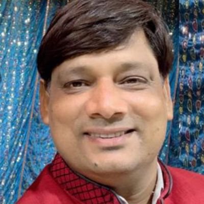 डॉ प्रवीण शुक्ल हिन्दी हास्य-व्यंग्य के लोकप्रिय कवि हैं। 21 पुस्तकें प्रकाशित हैं। यू एस, कनाडा, यू के, दुबई, मस्कट, सिंगापुर आदि में काव्य-पाठ कर चुके हैं।