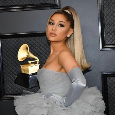 Profile Picture of  ☁️ 𝓋𝒶𝒹𝓎 ☁️ (@needyarianaxx) on Twitter