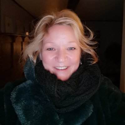 Creator of beautiful and unique handcrafted semi precious stone jewellery. Cat lover, wine lover, coffee addict.... loving life.