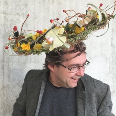 Maître Fleuriste, formateur international,
conseiller municipal, Vice-président de la communauté des communes du Pont du Gard, membre de Génération Écologie