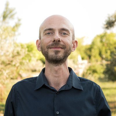 simo_montuschi's profile picture. Credo che un mondo senza discriminazioni, sfruttamento e tortura, sia una costruzione sociale possibile. 
Sono il portavoce di @EssereAnimali