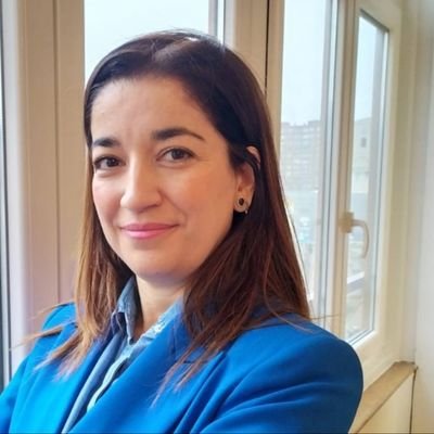 En lo profesional, presto servicios jurídicos y administrativos
En lo personal, soy actriz secundaria de mi ópera prima
