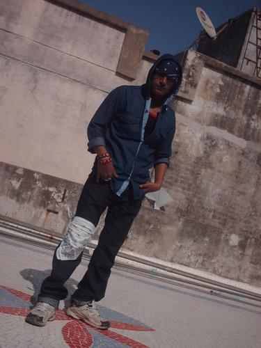 hmm wat shld i say abt me, i m L.X TWEET ME TO KNW ABT ME, catch you lol