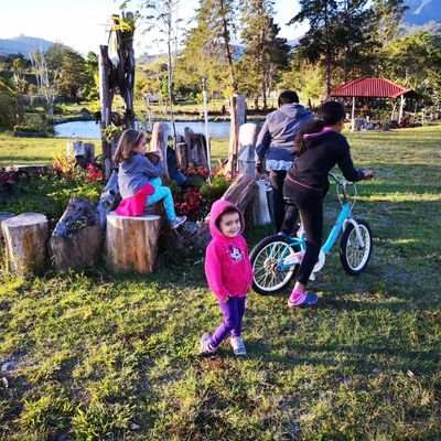 Orgullosamente casado con una gran mujer. 3 hijos ingenieros 
6 nietas y un nieto. 
Orgullosamente panameños y Canadienses