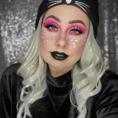 35//Self Taught//Makeup enthusiast and freelance artist
PR: bresbaubles@gmail.com https://t.co/KvQfLDlpgu…