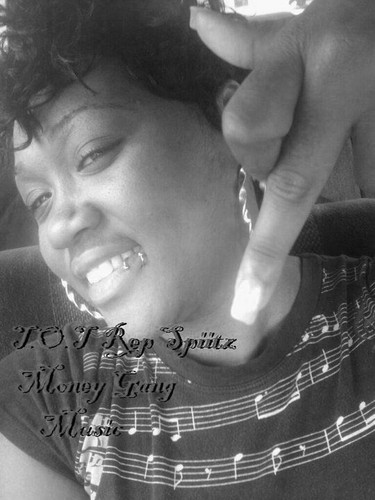 I LOVE THE FLASHING LIGHTS BLOW A KISS TO ALL MY FANZ THROW MY OUTFIT IN THE STANDZ SO YOULL CAN FEEL HOW PRESH I AM!!THE REALIEST SPiiTIN  IN LA ..FOLLOW ME