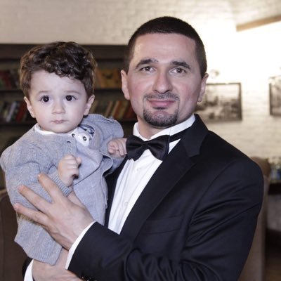 Güney Azərbaycanda doğulmuşam. Quzey Azərbaycanda yaşayıram. siyasi mühacirəm. GÜNAZTV də çalışıram.