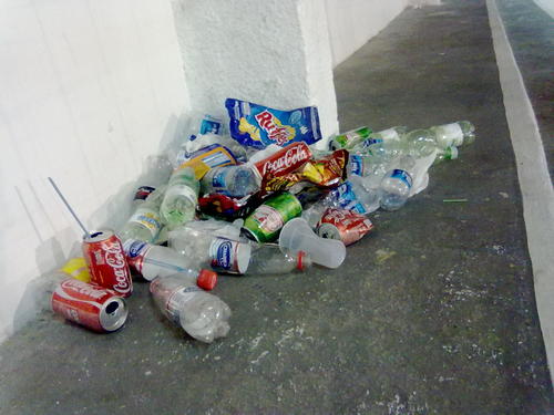 MontedeLixo's profile picture. Oi, eu sou um montinho de lixo composto por carrafas, sacos de Ruffles e canudinhos. E aê!