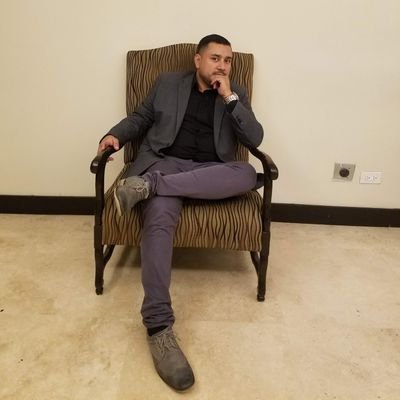 Fotografo, Vocalista, Pintor, Poeta, Padre, Simplemente un aspirante a Artista Que quiere dar lo Mejor...