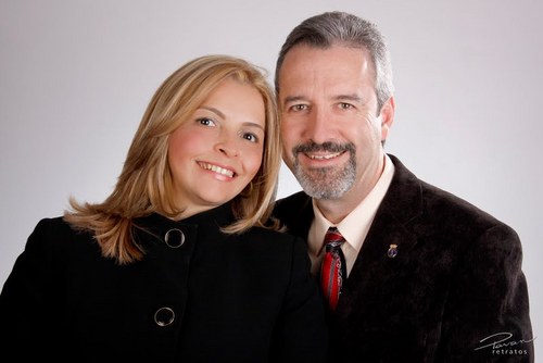 Walter Bastos é conferencista, pastor evangélico e educador.Especializou-se em terapia de casais, e junto com sua esposa Angela tem ministrado no Brasil e USA.