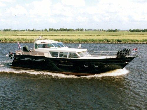 Aqualux Yachtcharter, verhuur van luxe vaarbewijsvrije motoryachten 2-12 pers.
Jachtcharter,jachtbouw,haven,jachtverkoop,interieur ontwerp, advies styling