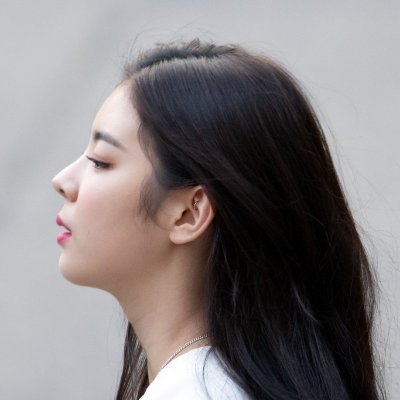 Julia Choi : (n). a mix between honey and cinnamon; Puan yang berprofesi sebagai penyanyi, dan bernaung dalam grup bernama ITZY.