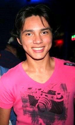 Sou de bem com a vida,respeito as pessoas ao meu redor e valorizo os meus amigos.Se não me conhece e quiser saber quem sou eu segue ae.'
Com ou sem vc(8)