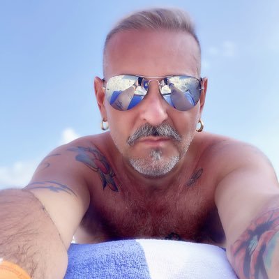 Que pasa cuando se abrazan el amor y la muerte ? Se muere el amor? O se enamora la muerte? Tal vez la muerte moriria enamorada y el amor amaria hasta la muerte!