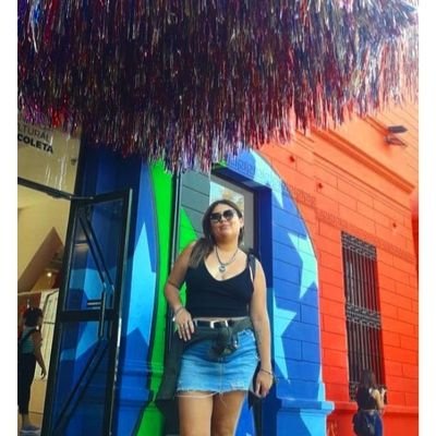 Periodismo y docencia.
Prensa&Difusión #LaMurallaRock
Licenciada en birrita, papas cheddar y meter la pata.