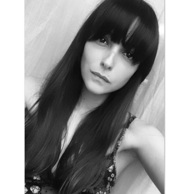 Sono la ragazza della porta accanto, ma non mi vedrai mai perché non esco. https://t.co/ki3a71yWh7