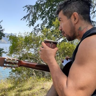 intento de músico, deportista y bailarin - enamorado del amor de mi vida Toby - xeneixe - amo los tatuajes - comer rico y un buen vino -  disfrutar el viaje...