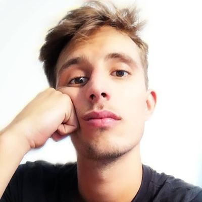 Estudiante de ADE en la US. Criado en San Julián y residente en Gines. Llevo por bandera a Sevilla y sus raíces. Hermano de la Hiniesta. SFC