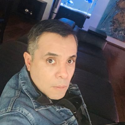 Lasallista. Consultor con más de 25 años de experiencia internacional. Americanista.