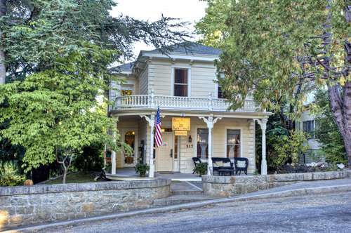 Broad Street Inn is located in downtown Nevada City. We have six rooms, each with a queen-size bed, private bathroom, cable TV, and free Wi-Fi.