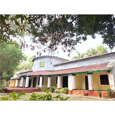 the only heritage property having in house museum, library, swimming pool and 500 year old banyan trees. great place to see Birds. come for a unique experience.