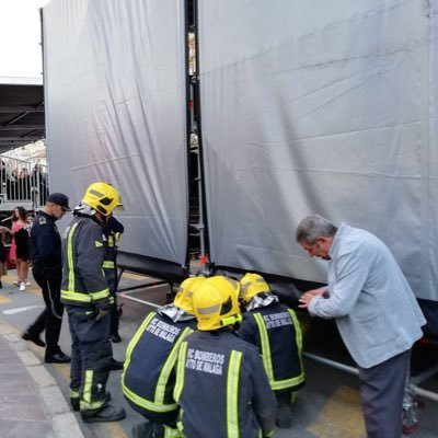 No saldrás aquí a no ser que esté pasando la primera Cruz Guía y tu estés pegando pegatinas en las sillas y arreglando tribunas. Abonados al SanJulianismo.