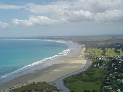 Ahipara Online was created to give a look at the way that whanau and hapu who live in Ahipara communicate with the rest of Aotearoa and the world at large.