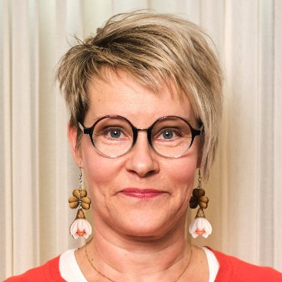 Kysyy ja käsittelee dataa + piirtää siitä kuvioita ja karttoja = tilastotantta