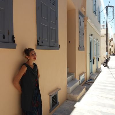 Daphne is a Creative Science Communicator. Collaborating with researchers & organisations she creates outreach & engagement material for audiences of all ages!