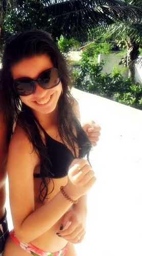 eu não sou a mais bonita nem tenho o mais lindo sorriso.Eu não me pareço com a barbie e não tenho todos os ideais de beleza,eu sonho acordada e choro sem razão.