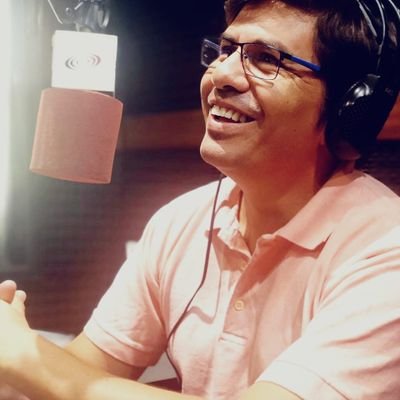 Periodista de Radio Sudamericana 100.3 Mhz. Abogado.