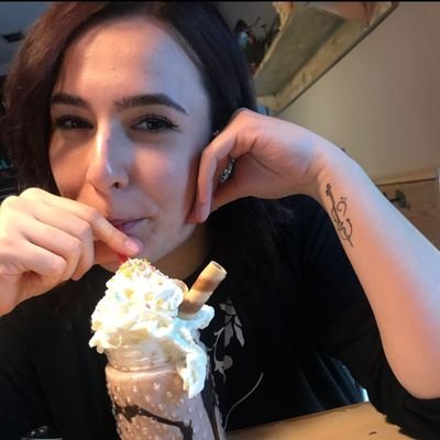 MRAlonso19's profile picture. Niña grande a la que le encanta sacar sonrisas, hablar y tocar el cello. Sonríe, es fácil, te lo dice una opositora/trabajadora.