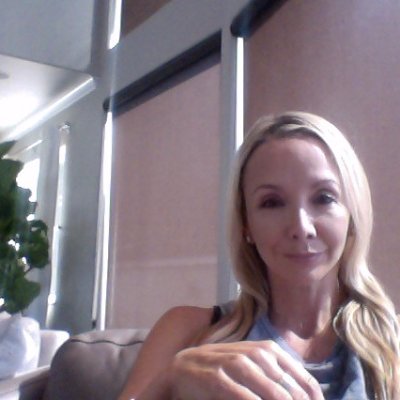 LipstickBlogger's profile picture.