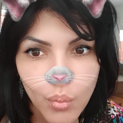 Sou Médica Veterinária, apaixonada por cirurgia e animais. Prática, agitada, esquecida e sincera.