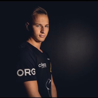 Bozzzton's profile picture. Bozzzton- previous Hearthstone Grandmaster EU. contact: elias@sibelius.one