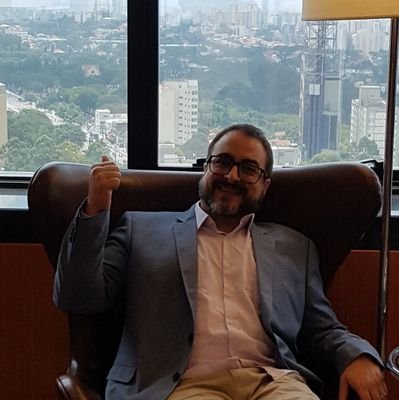 Duas frases sobre mim: Pode errar comigo eu esqueço quase tudo. e Se minha curiosidade matasse precisaria de mais vidas que um punhado de gatos.