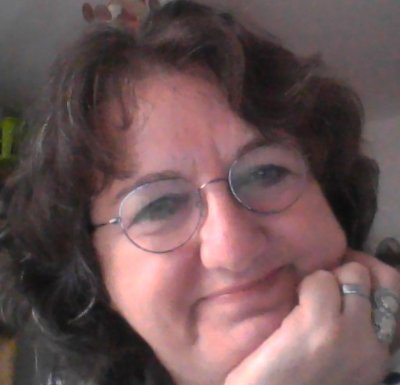 Ich bin Oma von drei Enkelkinder, die auch meine Pflegekinder sind. Handarbeiten aller Art interessieren mich. Kreativ, selbstständig arbeiten und mal träumen