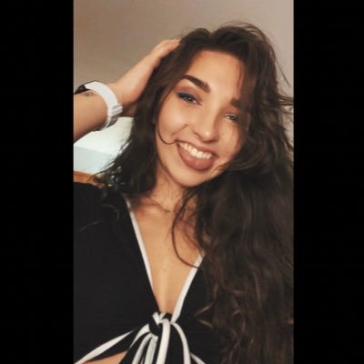 stephanie_P98's profile picture. Love in her eyes and Flowers in her hair