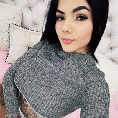 LoveAngelface18 on Twitter: "Tan delicada la mujer y muy hermosa 😍 @a...