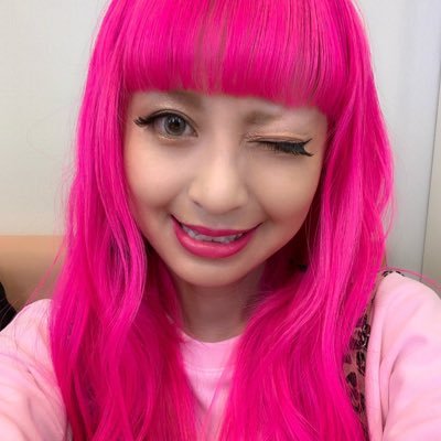 ピンク頭の声優👩🏻‍🎤赤ちゃんの周波数と同じ地声🗣「家庭教師ヒットマンREBORN!」リボーン役で声優デビュー🎙「魔法つかいプリキュア！」「グランブルーファンタジー」「超次元ゲイムネプテューヌ」「デジモンユニバース アプリモンスターズ」etc. 👩🏻‍🎤声優MC舞台ボーカルDJモデル作詞作曲講師