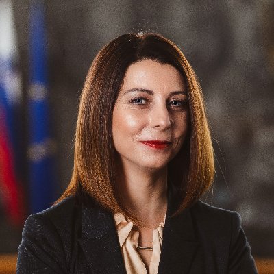 Magistra pravnih znanosti, poslanka Državnega zbora, mati, žena, optimistka.