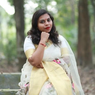 TuzSejuti's profile picture. simply elegant, slightly negative 😇