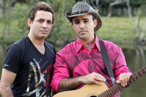 Dupla sertaneja catarinense com 14 anos de carreira,lançando seu novo CD nacional,gravado no estúdio MOSH em SP,produzido por Caixote e Nil Bernardes.