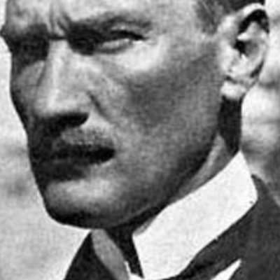 ''Beni görmek demek, behemehal yüzümü görmek demek değildir.Benim fikirlerimi,benim duygularımı anlıyorsanız ve hissediyorsanız bu kafidir.'' - M.Kemal ATATÜRK