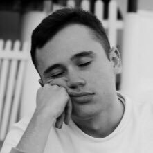 OscarJove's profile picture. Sueño en libros, viajo en palabras.