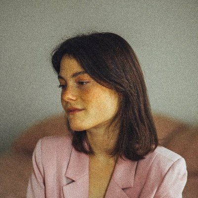 Comédienne et smath rare.
DE PIERRE EN FILLE, disponible sur L'extra de @icitoutv.