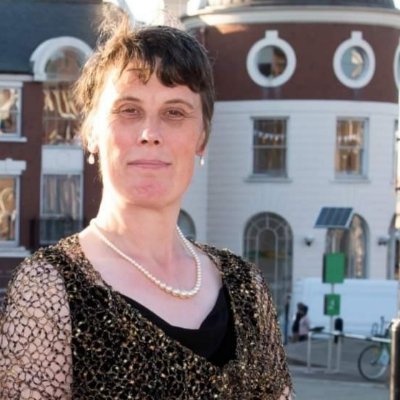 ElisabethMJ01's profile picture. Character actress, performer, photographer,  writer,  lesbian 🌈