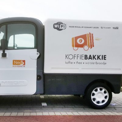 Een bakkie koffie of thee, een worstenbroodje en gratis WiFi: dat is wat Koffiebakkie wekelijks aanbiedt aan dak- en thuislozen in Eindhoven die op straat leven