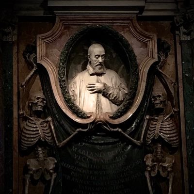 Biografía: Como la de cualquier otro vecino del piso de arriba a la izquierda